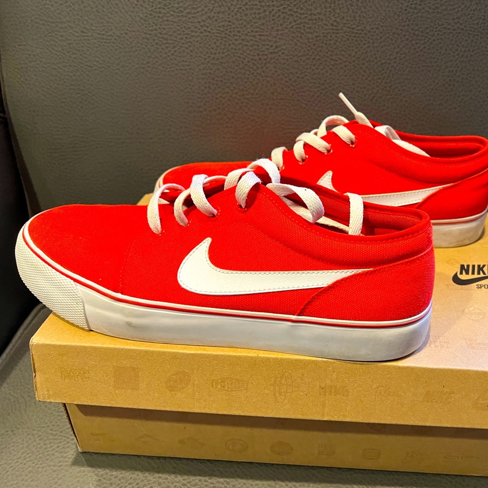 Nike Men’s Toki Low TXT Red Size 9